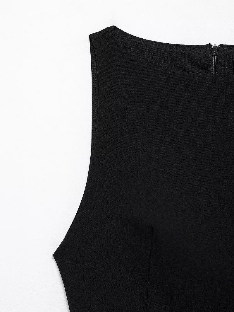 Kurzes Kleid mit schwarzen Federn