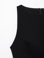 Kurzes Kleid mit schwarzen Federn