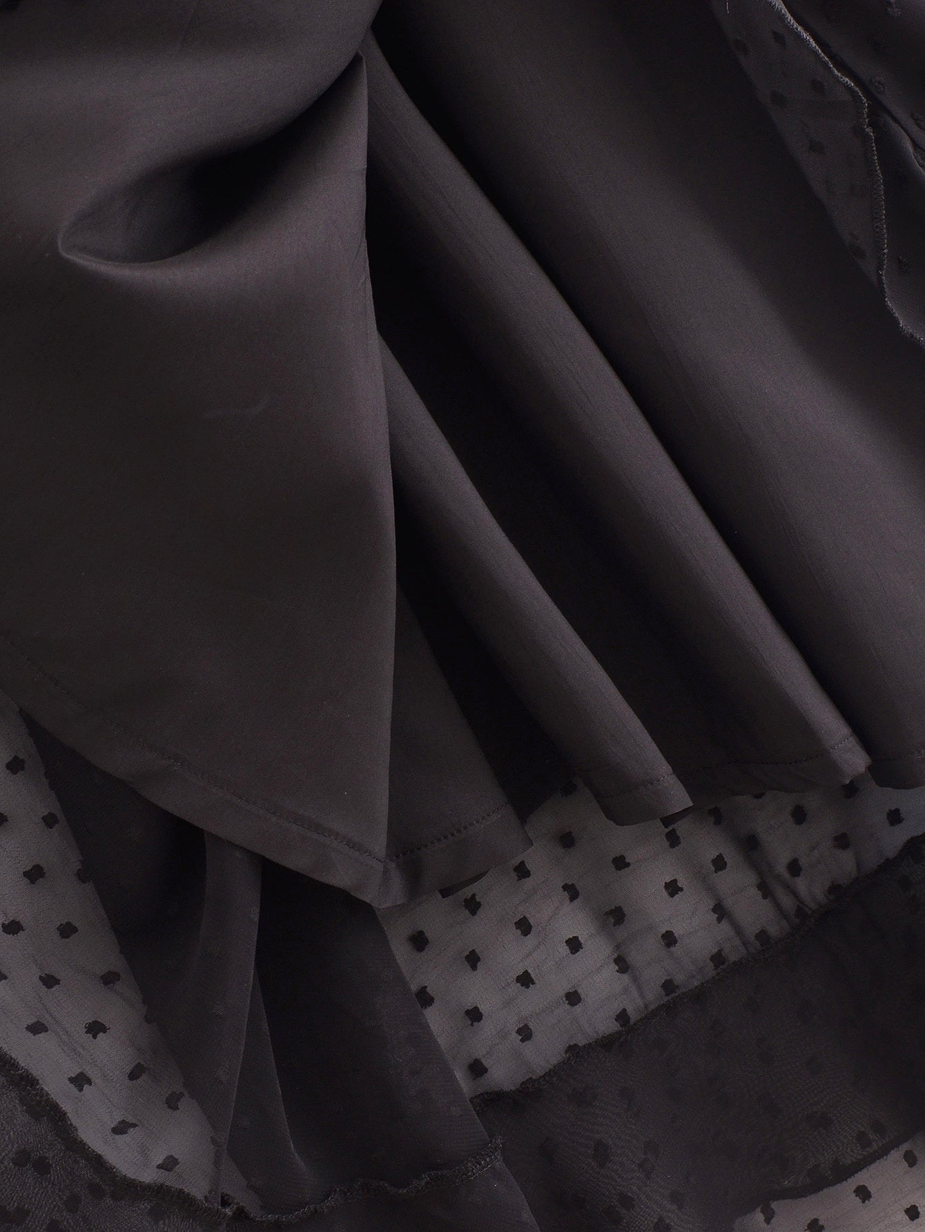 Gepunktetes Chiffon-Kleid im Überblick