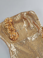 Goldfarbenes Glitzer-Kleid im Detail