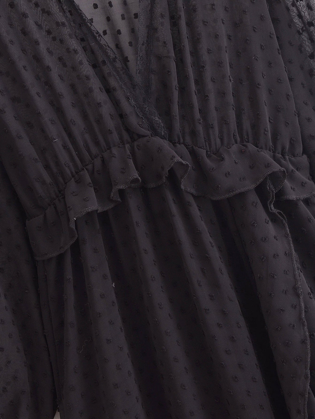 Gepunktetes Chiffon-Kleid im Überblick