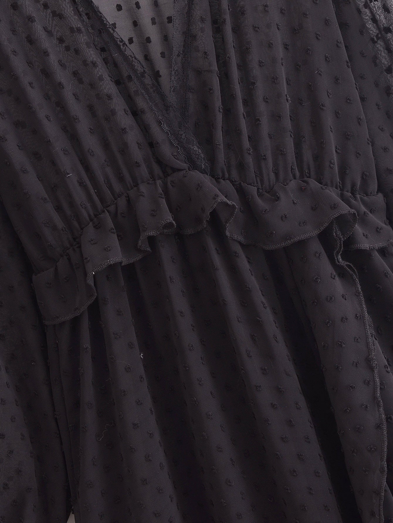 Gepunktetes Chiffon-Kleid im Überblick