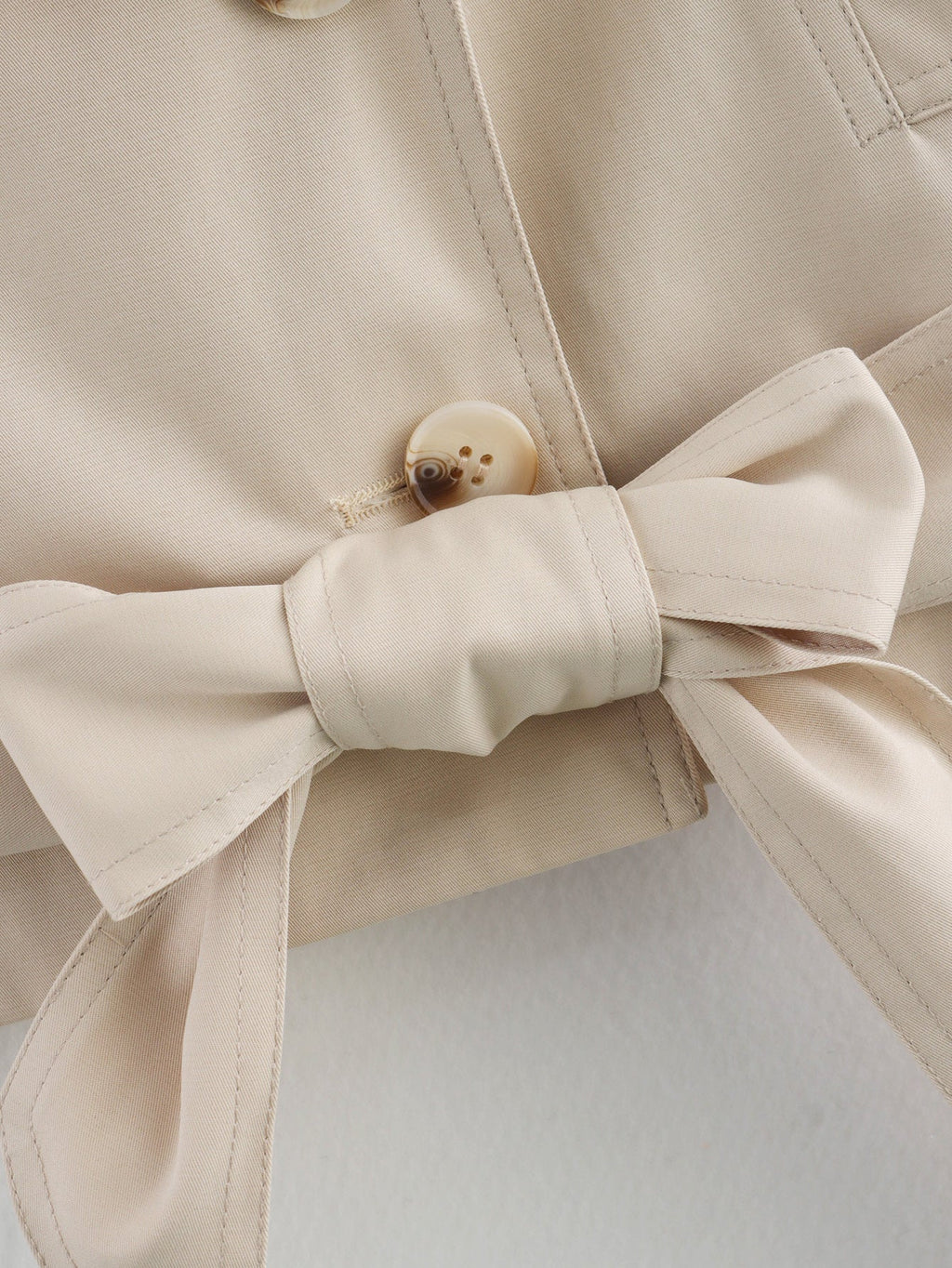 KURZER GRABENMANTEL IM RETRO-STIL MIT SPITZEN-DETAILS