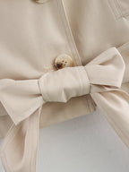 KURZER GRABENMANTEL IM RETRO-STIL MIT SPITZEN-DETAILS