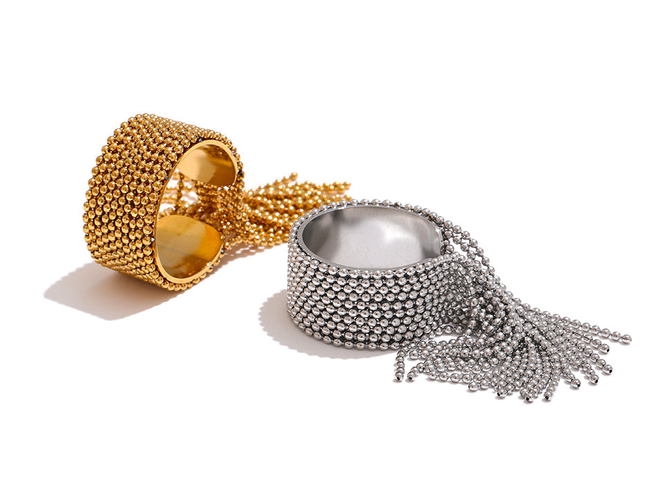 Statement-Ring mit Kette und Quaste