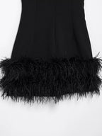 Kurzes Kleid mit schwarzen Federn