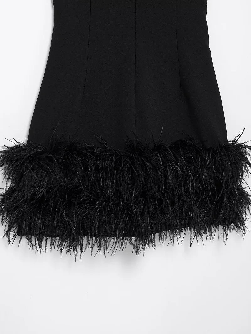 Kurzes Kleid mit schwarzen Federn