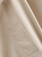 KURZER GRABENMANTEL IM RETRO-STIL MIT SPITZEN-DETAILS