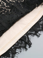 Schwarzes Spitzenkleid im Detail