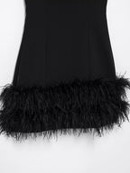 Kurzes Kleid mit schwarzen Federn