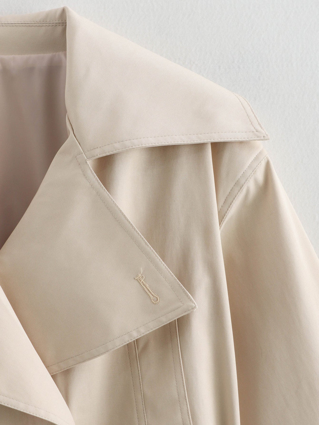 KURZER GRABENMANTEL IM RETRO-STIL MIT SPITZEN-DETAILS