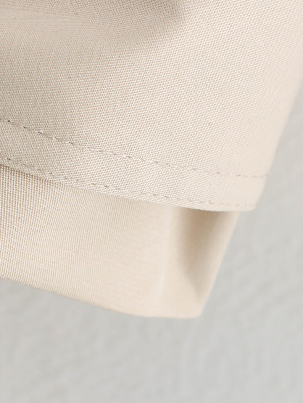 KURZER GRABENMANTEL IM RETRO-STIL MIT SPITZEN-DETAILS