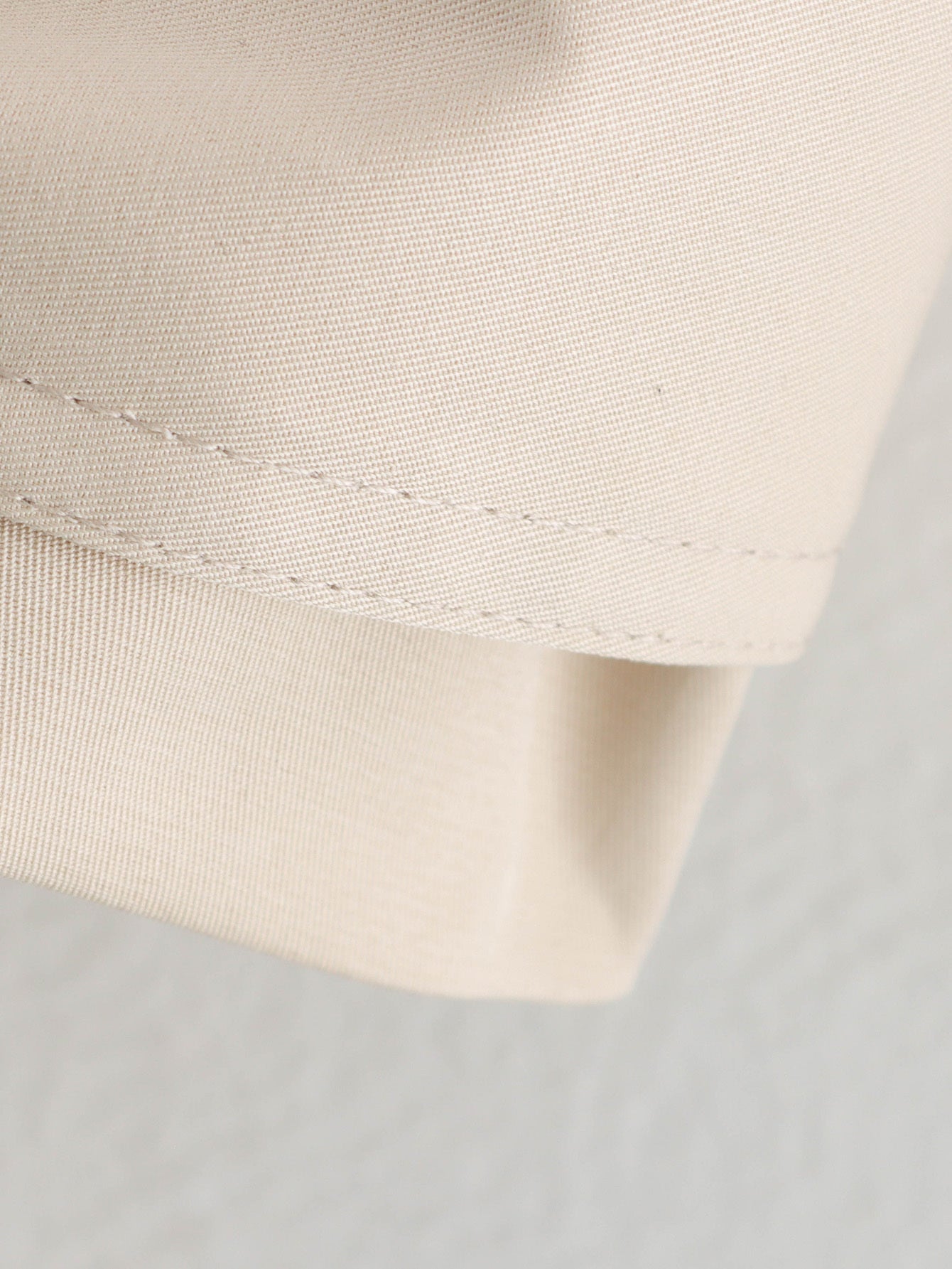 KURZER GRABENMANTEL IM RETRO-STIL MIT SPITZEN-DETAILS