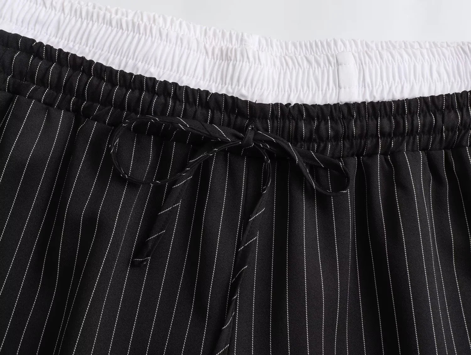 Weite Hose mit Streifen und Patchwork