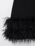 Kurzes Kleid mit schwarzen Federn