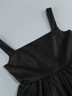 Schwarzes Mini-Kleid mit Rüschen-Details