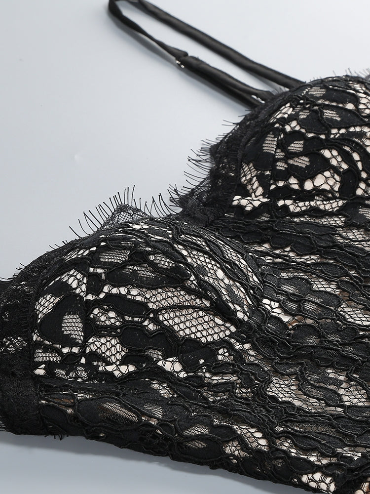 Schwarzes Spitzenkleid im Detail