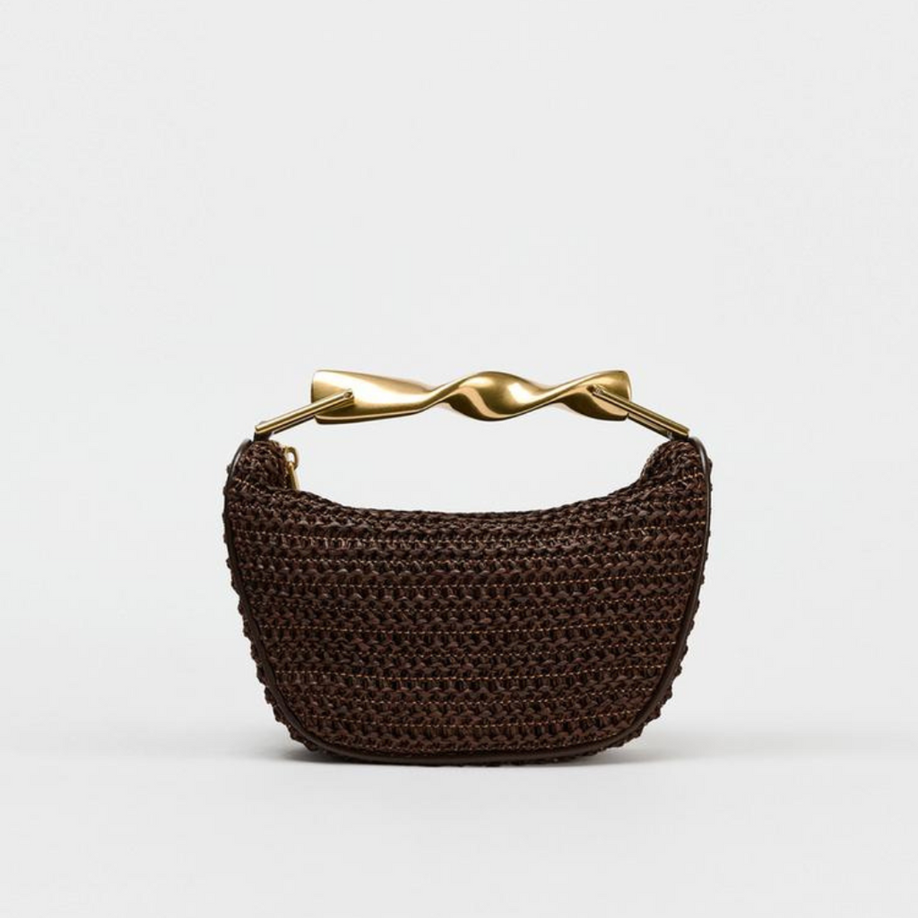 Geflochtene Handtasche mit goldenen Akzenten