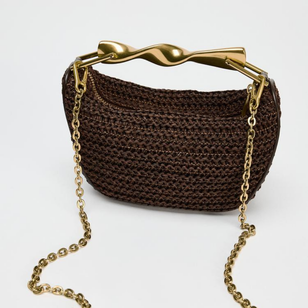Geflochtene Handtasche mit goldenen Akzenten