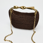 Geflochtene Handtasche mit goldenen Akzenten