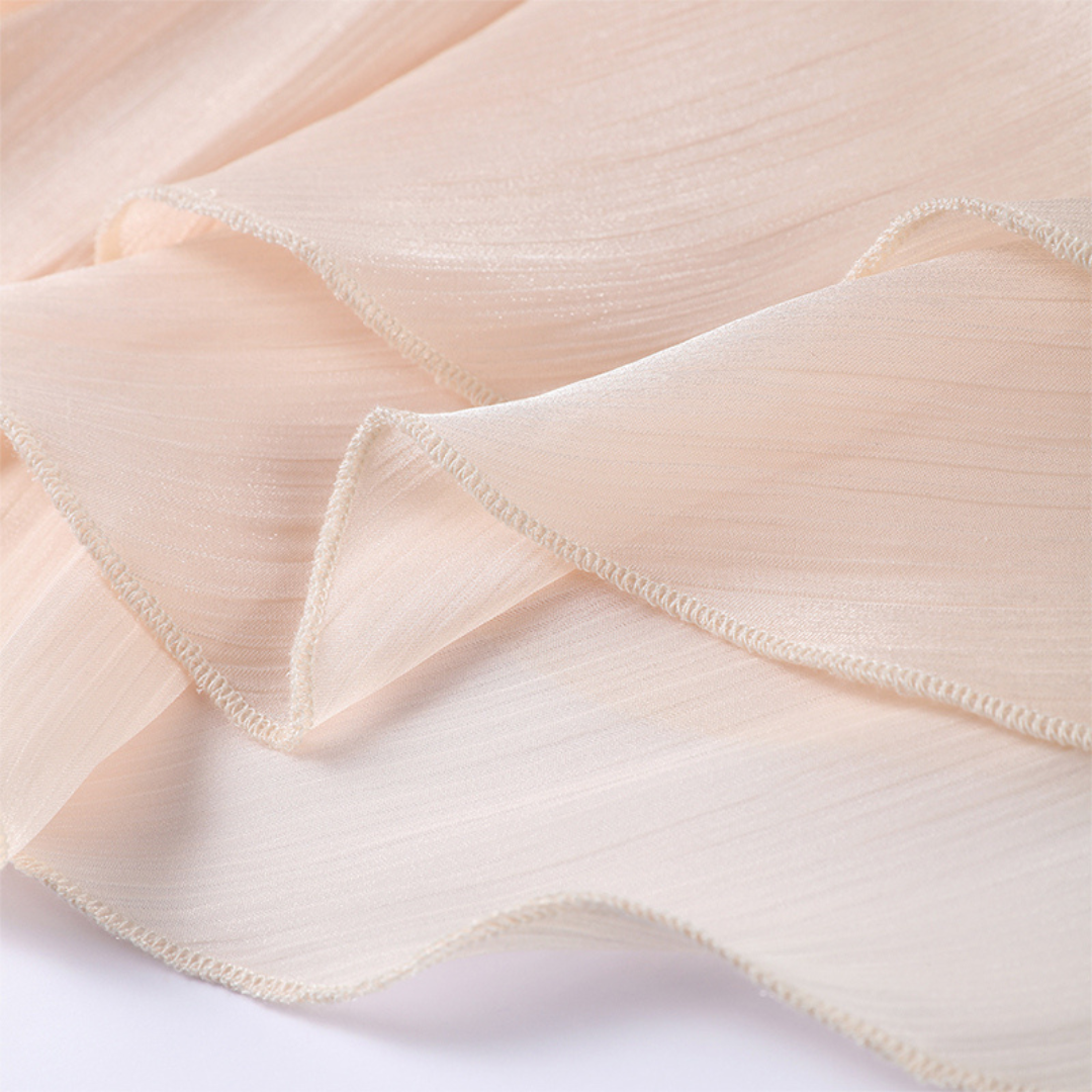 Elegantes tailliertes Kleid mit fließender Silhouette&nbsp;&nbsp;