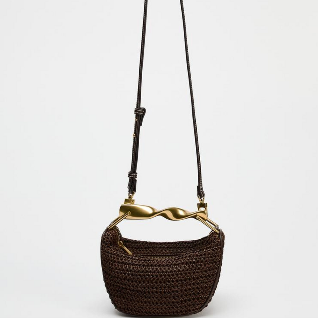 Geflochtene Handtasche mit goldenen Akzenten